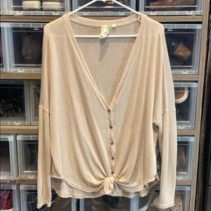 Blu Pepper size medium oatmeal colored V-neck top